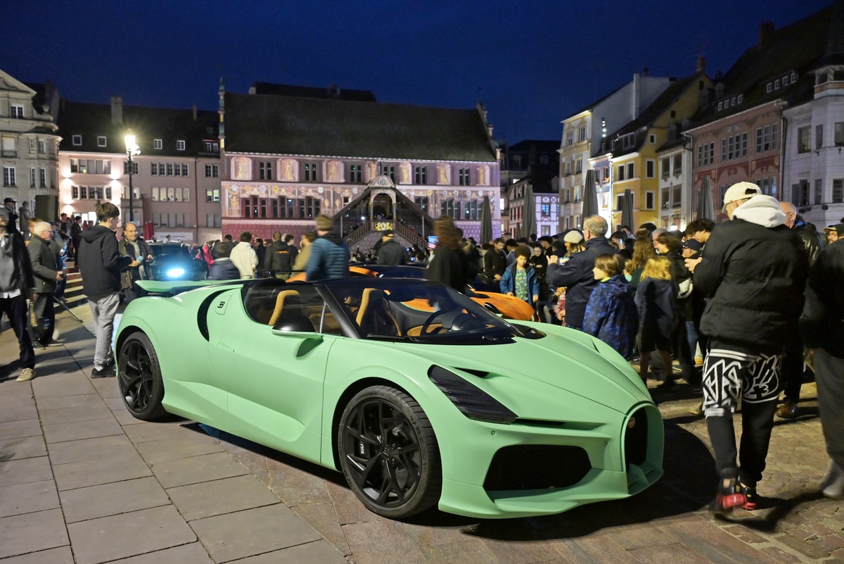 Les neuf Bugatti modernes ainsi que deux Bugatti historiques seront présentées au Musée de l'auto du 28 novembre 2026 au 7 mars 2027. 