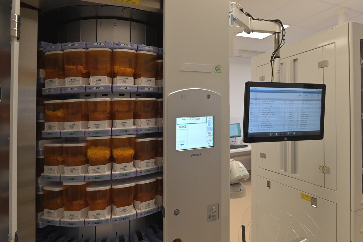 Les deux robots permettent de produire, de façon automatisée, les doses de médicaments à administrer aux patients.
