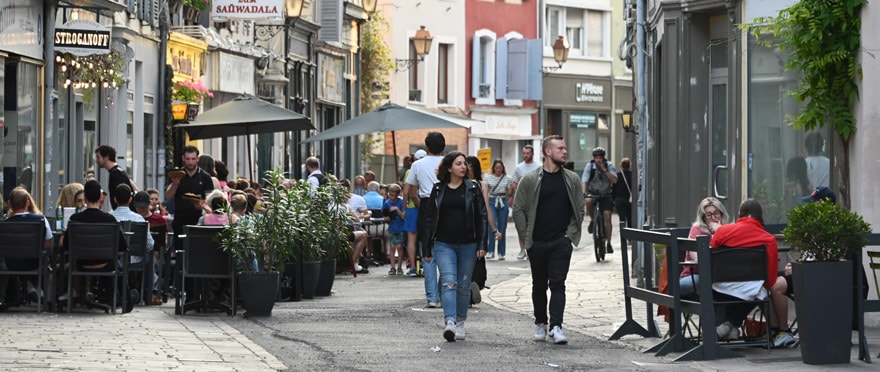 La rue de l'Arsenal piétonne accueille de nombreuses terrasses cet été.