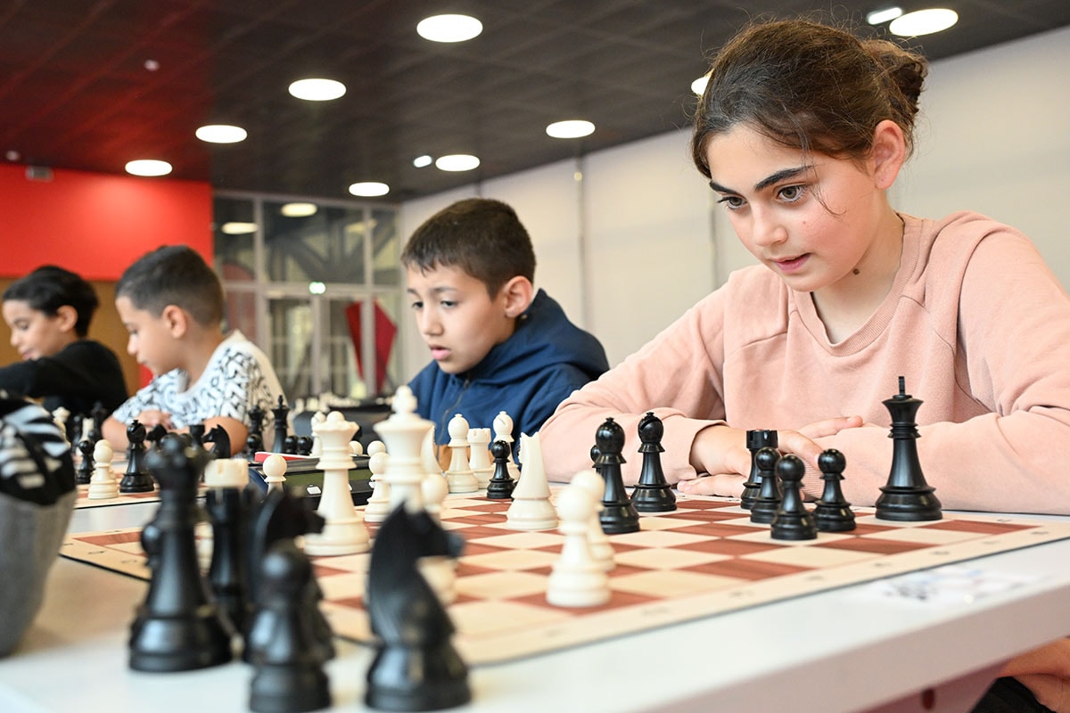 Concentrée, Zehra, 11 ans, apprécie "l’intelligence du jeu."