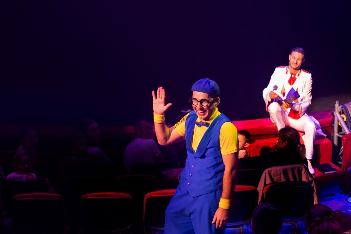 Les clowneries de Francesco rythment le spectacle de deux heures, sans temps mort.
