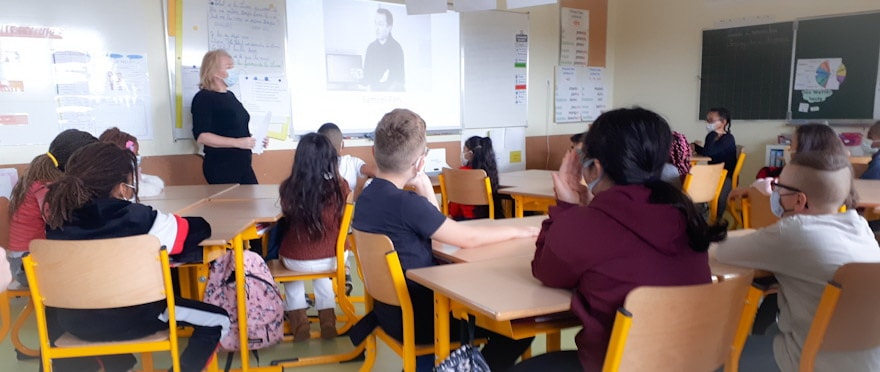 Les 17 classes de l'école élémentaire Kléber ont rendu hommage au professeur assassiné.