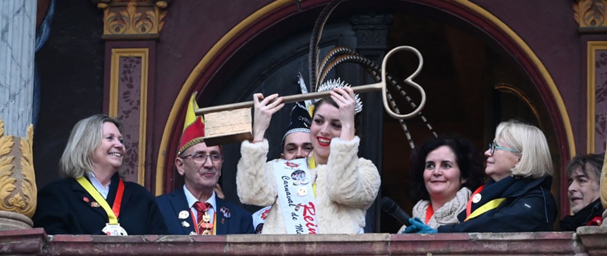 Remise des clés de la Ville par le maire à la reine et aux carnavaliers.