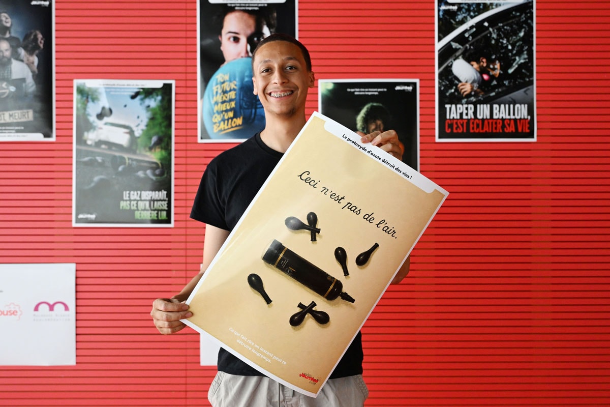 Mohamed Zina présente une partie des affiches de prévention, réalisées par Jeun'èse Cité.