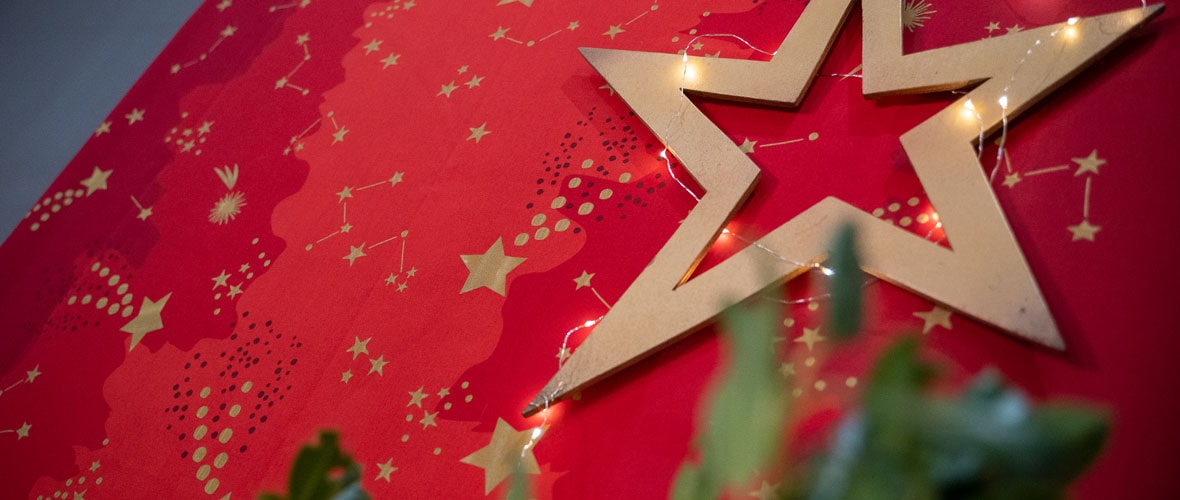 Une étoffe de Noël étoilée et scintillante pour le Marché de Noël 2022