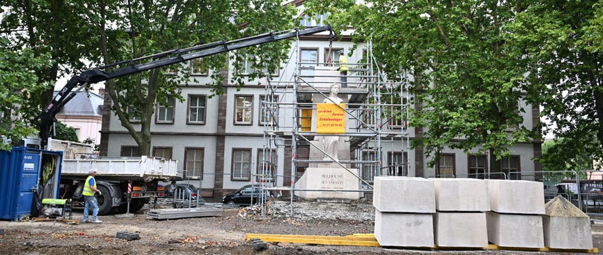Le monument aux morts est déposé, bloc par bloc, jusqu'au mercredi 17 juillet.