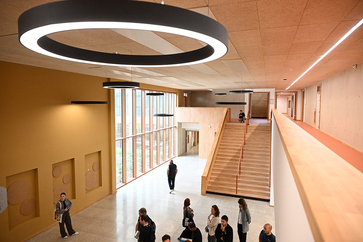 L'intérieur du nouveau bâtiment fait la part belle au bois et aux grandes baies vitrées.