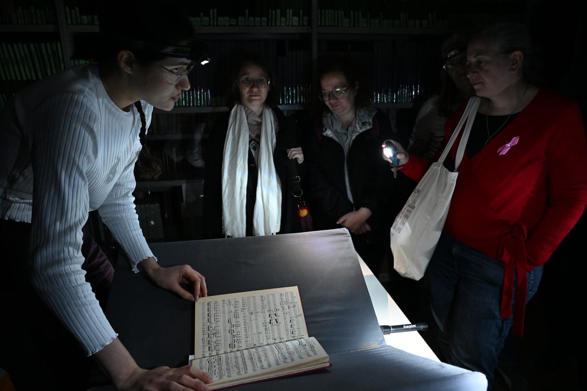 La bibliothèque Grand'rue organise une visite de ses réserves, à la lampe torche.