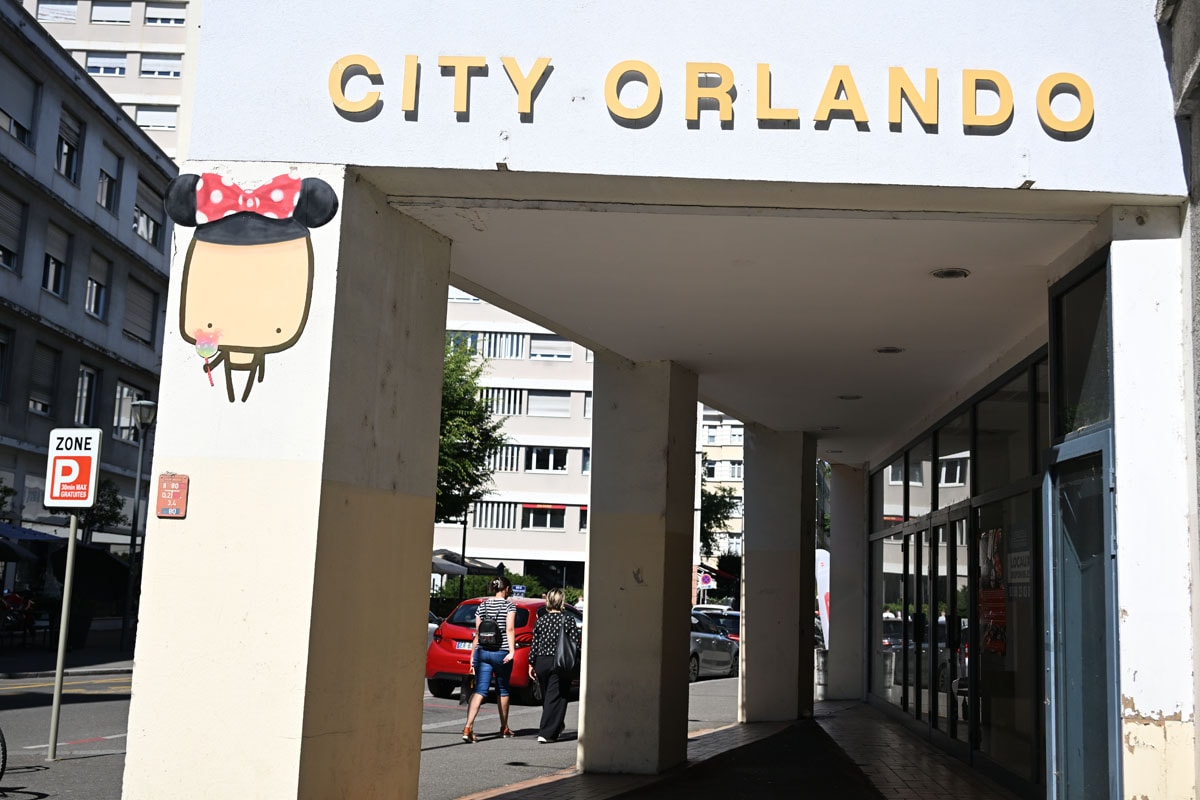 Rue de la Justice, c'est un célèbre parc d'attractions d'Orlando, en Floride, qui a inspiré l'artiste.