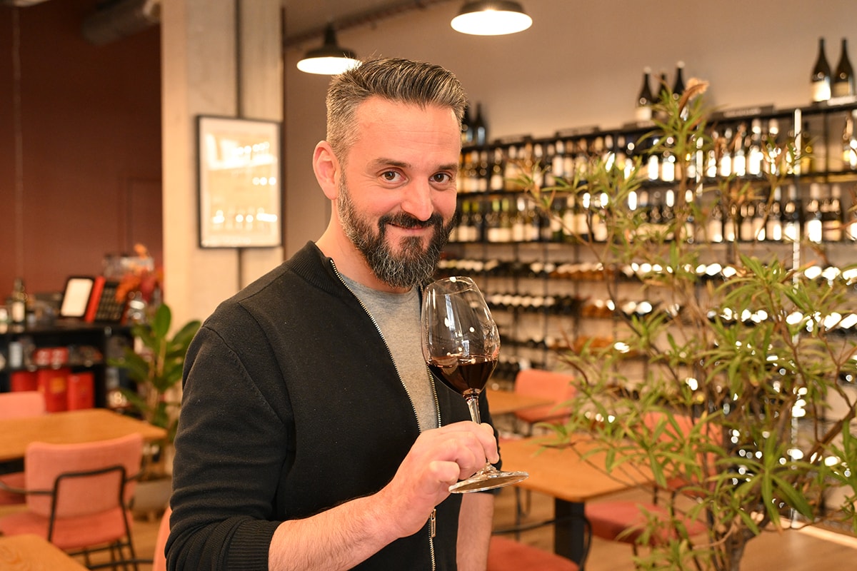 Le gérant de Brut de fût, Terence Schaguene, propose de nombreuses références de vins français, ainsi que de la restauration le midi et des soirées thématiques.