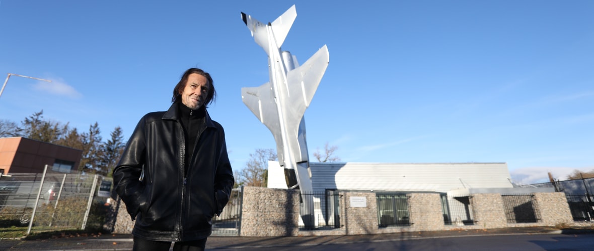 L'artiste Dan Gerbo plante son avion de chasse à Dornach
