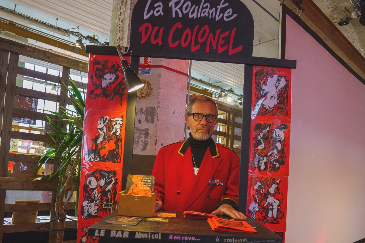 La Roulante du colonel et son mini-bar à roulettes.  