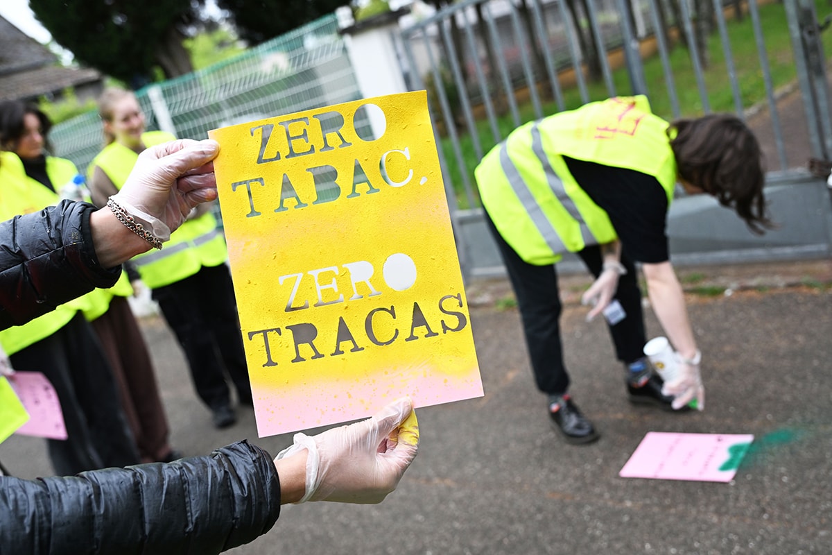 Parmi les différentes actions de sensibilisation contre le tabagisme : la réalisation de slogans sur l'espace public.