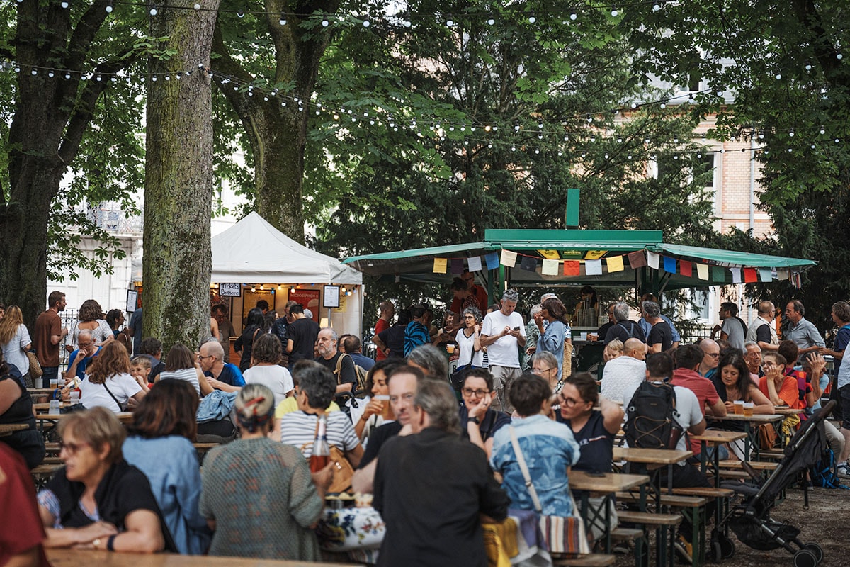 Les habitués des Jeudis du parc y viennent pour le spectacle et le film, mais aussi pour la buvette !