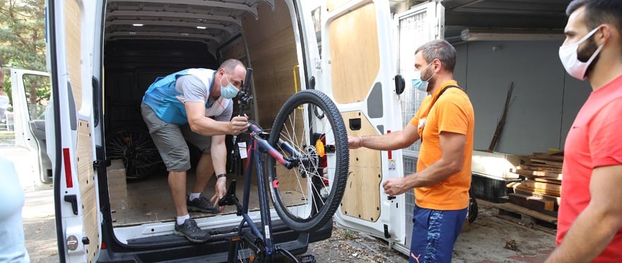 Séquence de livraison des vélos au collège Jean Macé.