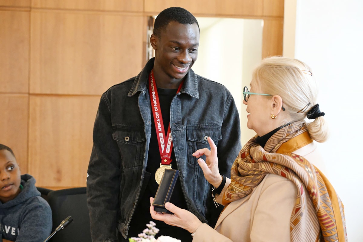 Le maire Michèle Lutz a remis, ce lundi 26 janvier 2026, la médaille de la Ville de Mulhouse à Habib Diarra. 