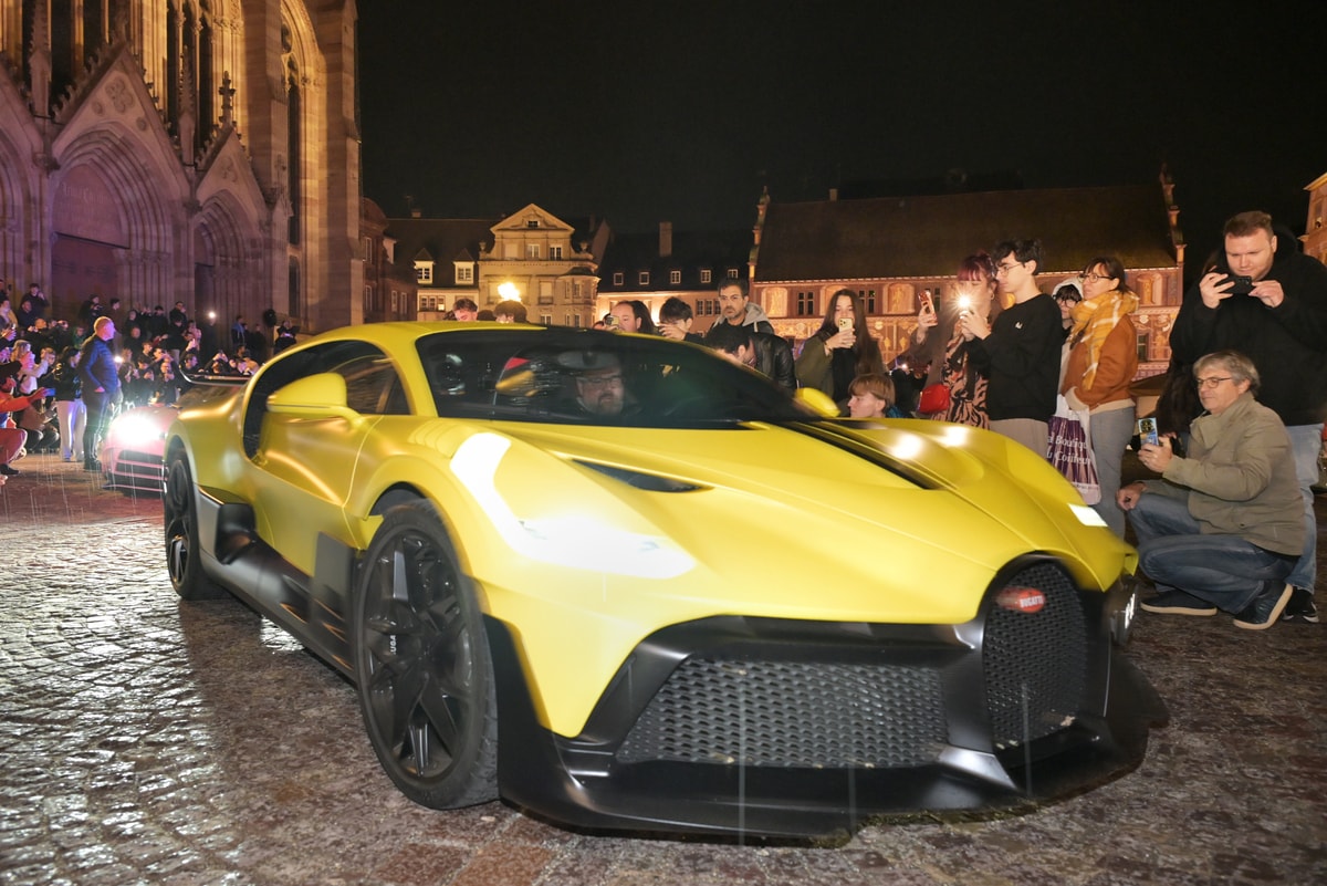 Neuf Bugatti d’exception sur la place de la Réunion