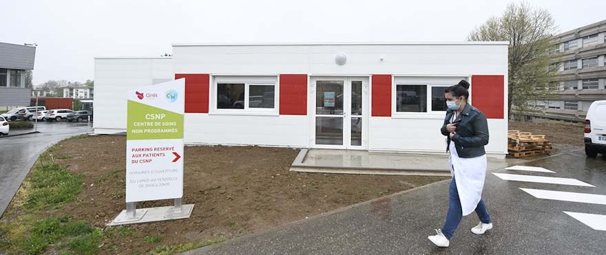Le bâtiment est situé à côté du service des urgences.