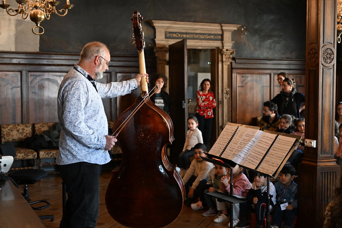 Une assistance studieuse et curieuse pour découvrir les instruments et la musique classique. 