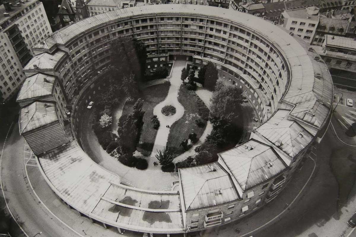 Le bâtiment annulaire n’a pas fini de faire tourner les têtes