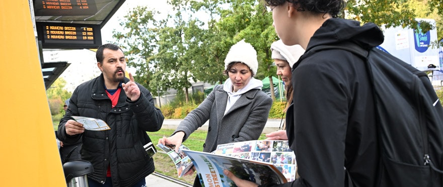 Comme ce vendredi 11 octobre au terminus du tramway, le street-album est distribué dans le quartier.