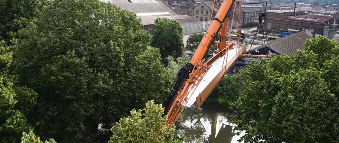 Berges de l’Ill : une nouvelle passerelle de 44 mètres installée par deux grues
