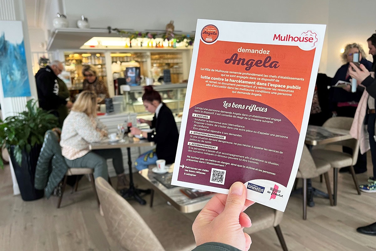 Depuis 2023, le dispositif Angela permet aux personnes se sentant en situation d’insécurité ou de harcèlement de rue, d’être accueillies auprès de commerces et lieux publics partenaires.