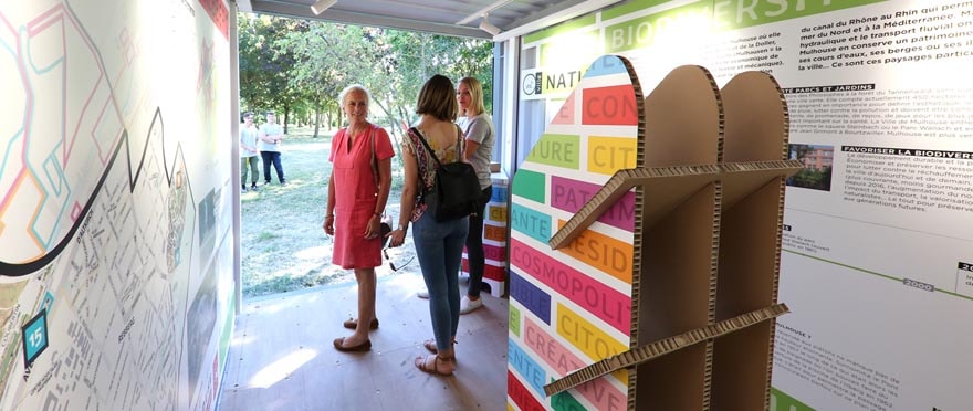 A l'intérieur des conteneurs, l'exposition se veut didactique.