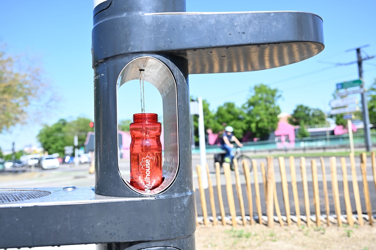 Une fontaine à eau potable pour tous a été installée. 
