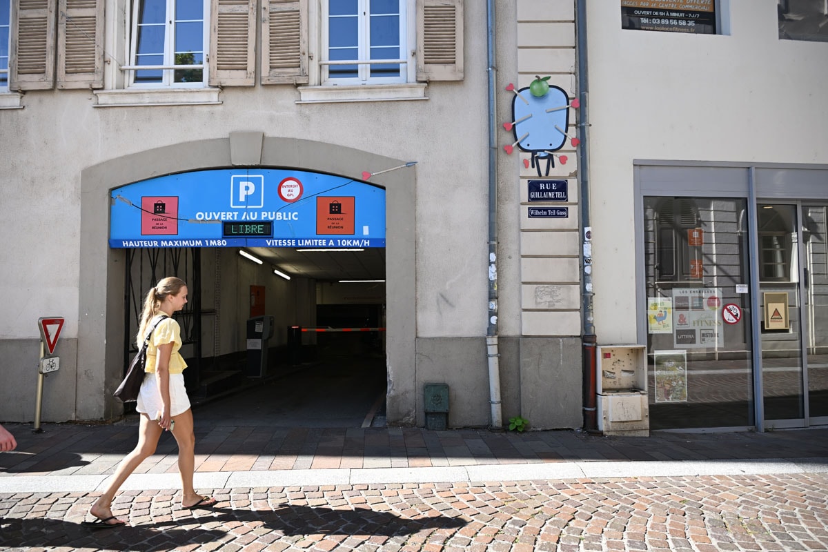 Une pomme et des flèches (en cœur) pour ce "poti" de la rue Guillaume Tell.