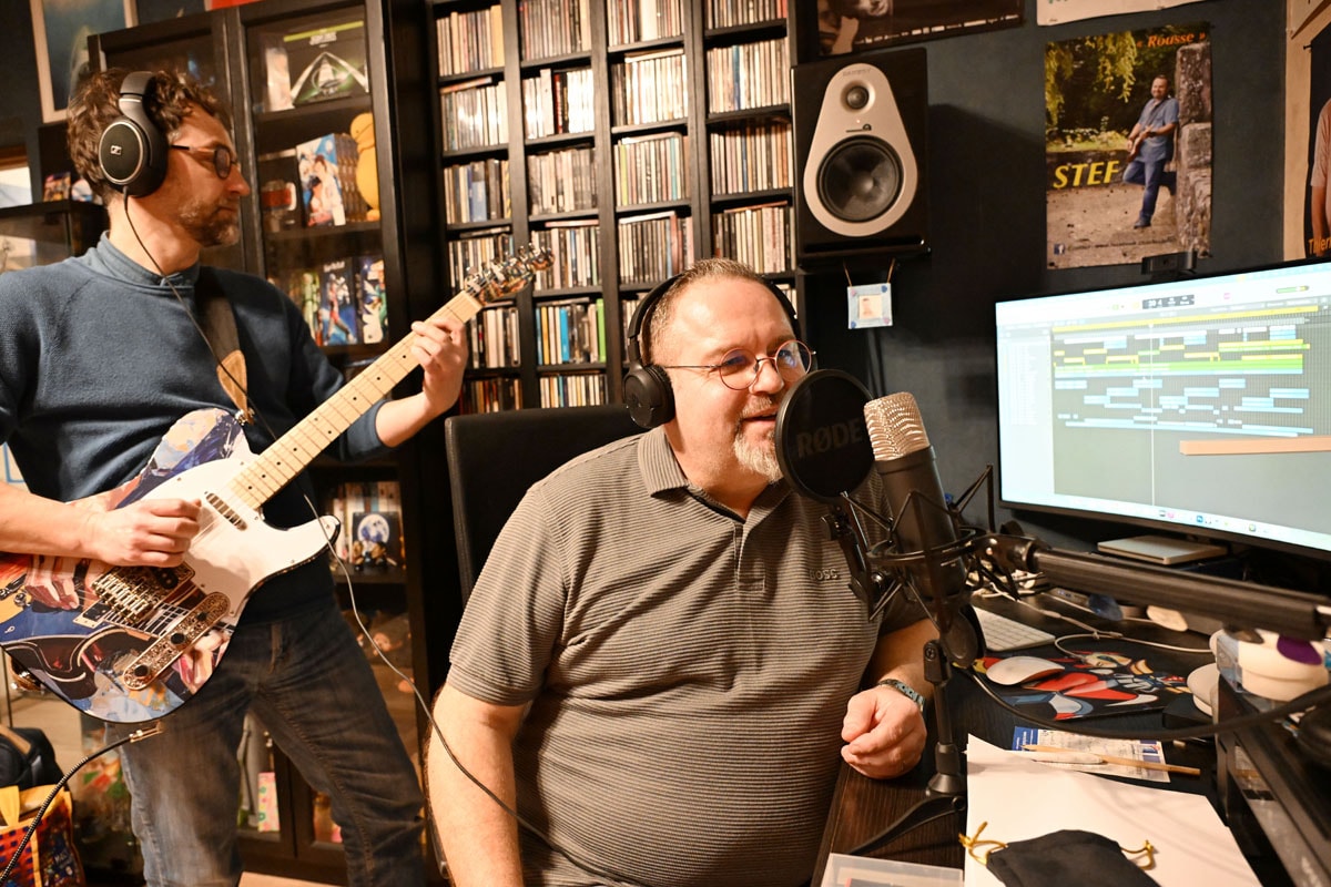 David à la guitare, Stéphane au chant, la musique est bonne !