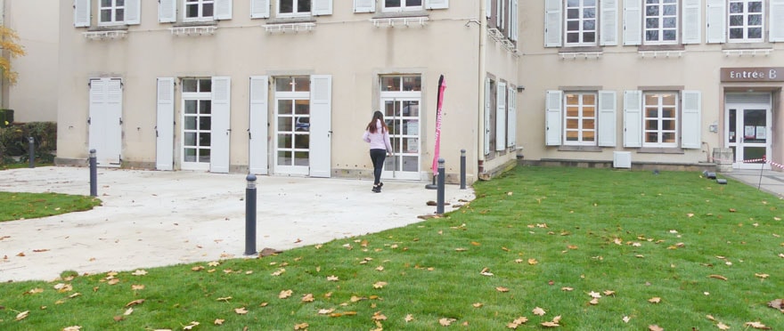 L’accès au service Initiatives et action jeunesse se fait désormais par une entrée unique, rue Pierre et Marie Curie.