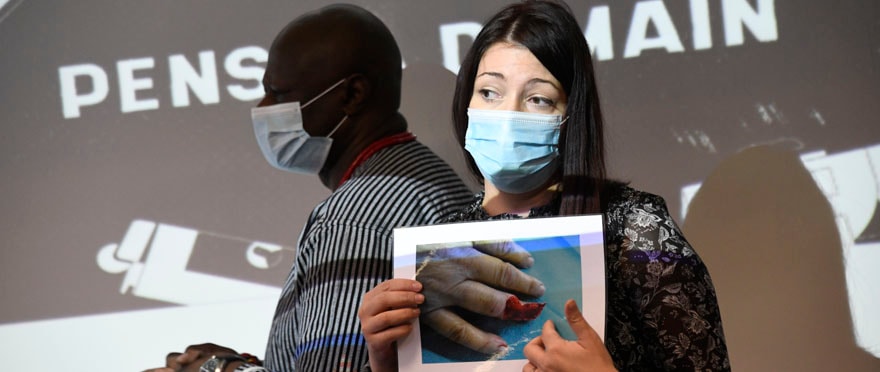 Le duo d'intervenants, Pauline Michelat et Georges Ouedaogo, au collège de Bourtzwiller.