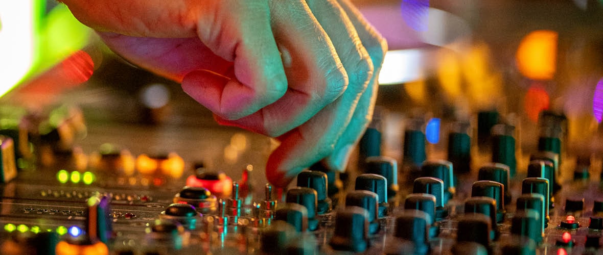 "Techno et Raï : naissance des musiques rebelles" par Jacqueline Caux