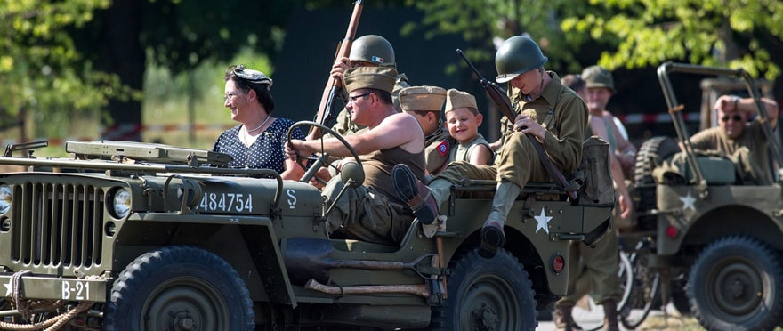 VÉHICULES EN UNIFORMES !