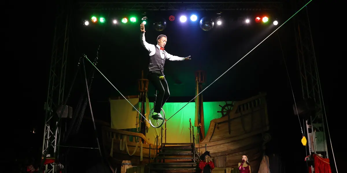 Cirque Medrano : La légende de l'oiseau bleu