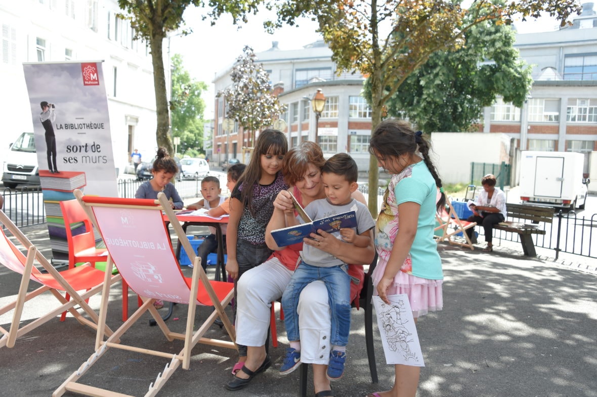 La bibliothèque sort de ses murs