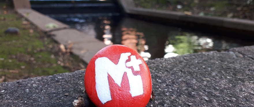 Un caillou customisé du logo de M+ et caché du coté du Jardin des senteurs.