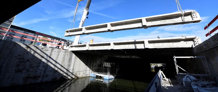Vue depuis le canal du Rhône au Rhin, devant la gare.
