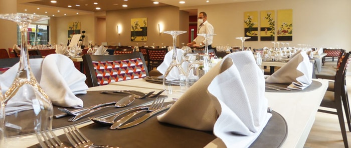 Ouvert à tous, le restaurant propose une centaine de couverts, à midi et le soir.
