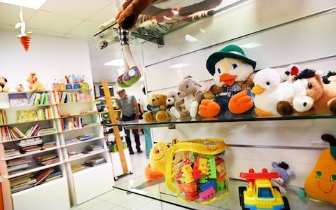 Peluches, jouets et livres sont disponibles chez Cari'boutchou.