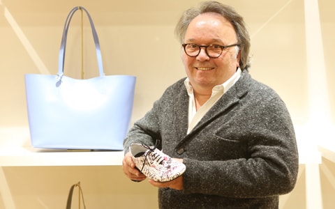 Jean-Marc Gaucher, PDG de l’entreprise Repetto, avec le fameux modèle porté par Serge Gainsbourg.