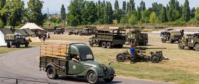 20 juillet 2013. Cité de l'Automobile. Véhicules en uniformes.