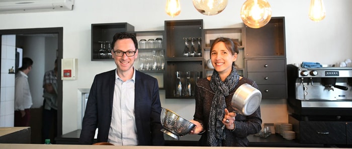 Aurélie Bernard, la responsable du restaurant inclusif, et Tom Cardoso, le directeur du Centre de réadaptation de Mulhouse.