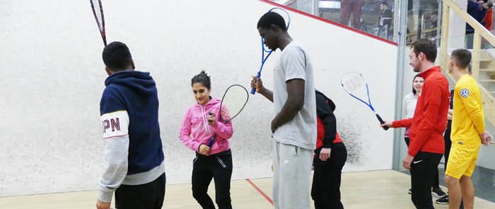 Séance d'initiation au squash en compagnie de Taba Taghavi.