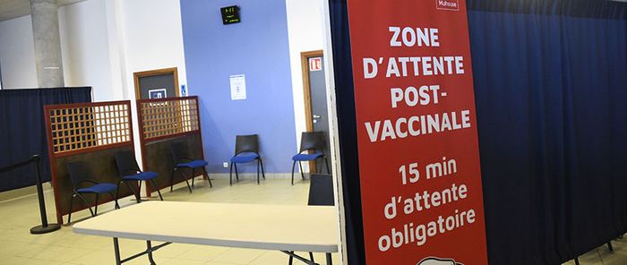 Dernière étape obligatoire : la zone d'attente post-vaccination de 15 mn.
