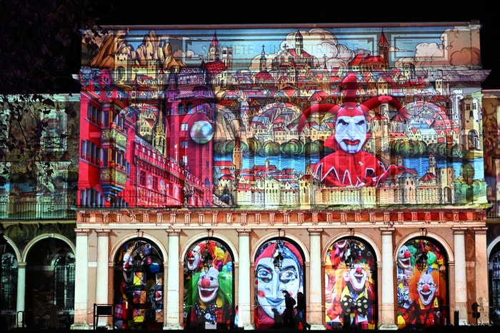 Spectacle son et lumière projeté sur la façade de la Société Industrielle de Mulhouse.