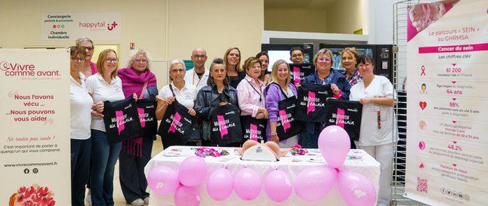 Photo de famille lors de la remise des tote-bags par la Ville de Mulhouse.