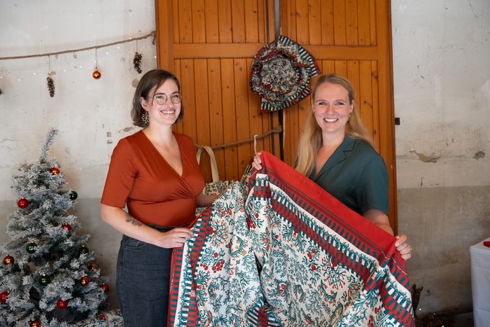 Julie Fouilland et Manon During, duo de créatrices textiles de l'entreprise Vois là, ont créé l'étoffe de Noël 2026. 
