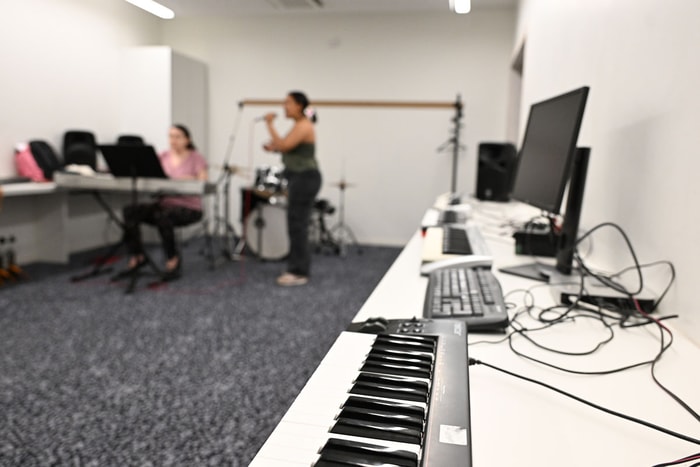 Guitares électriques batterie, amplis, claviers connectés... Le Conservatoire dispose de tout le matériel pour la pratique des musiques actuelles. 
